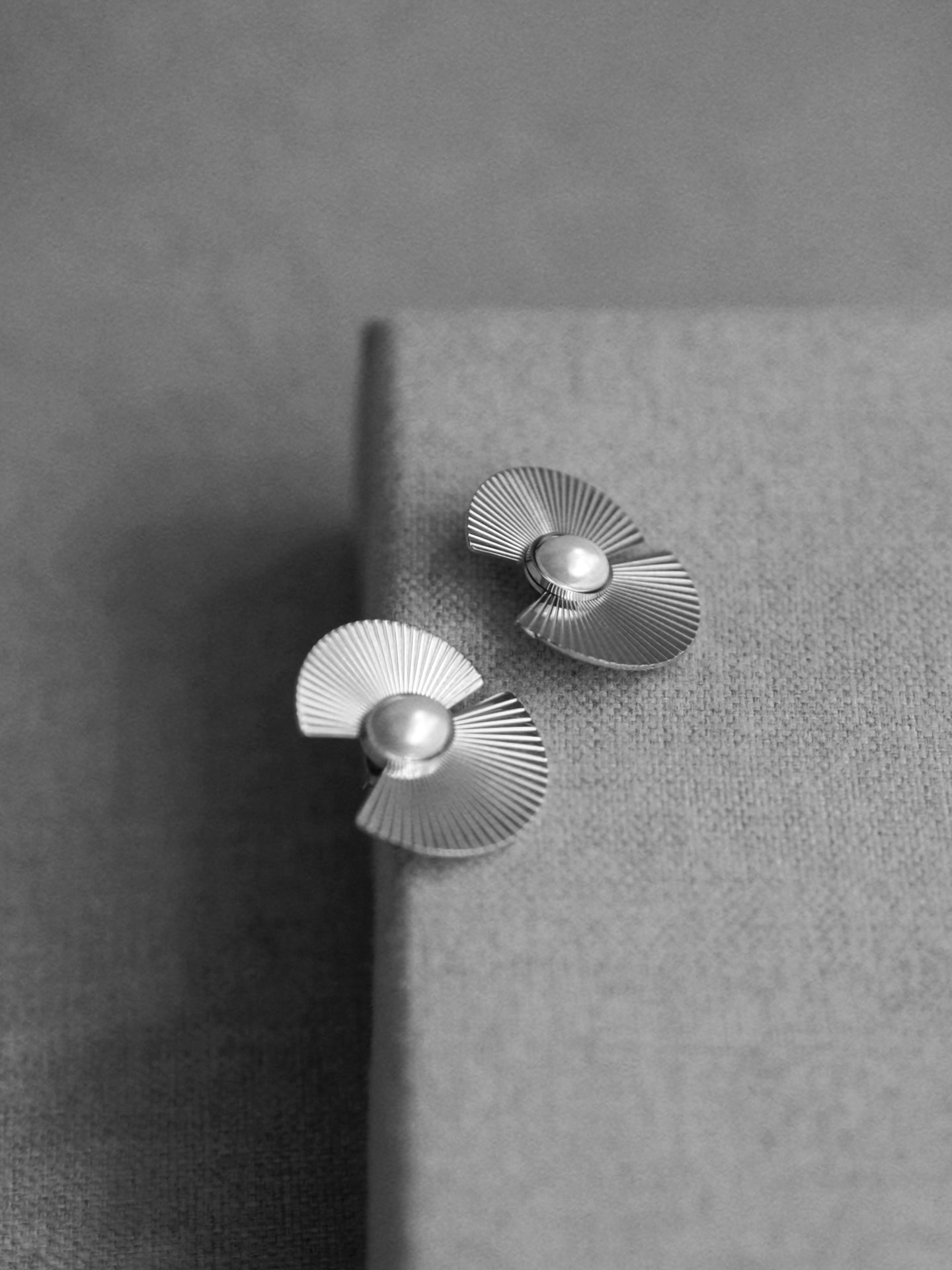 Pearl fan earrings in silver