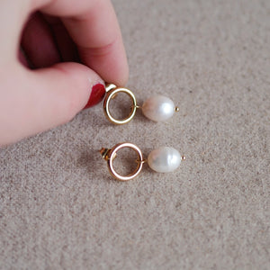 Andrea Atlas Minimalistic Pearl Earrings