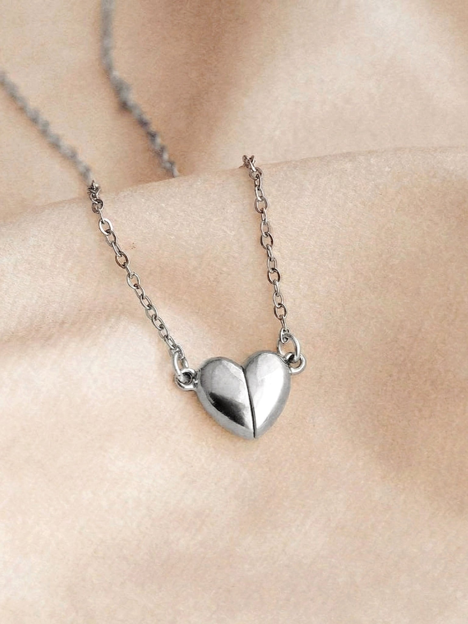 "Atlas Heart" necklace in silver