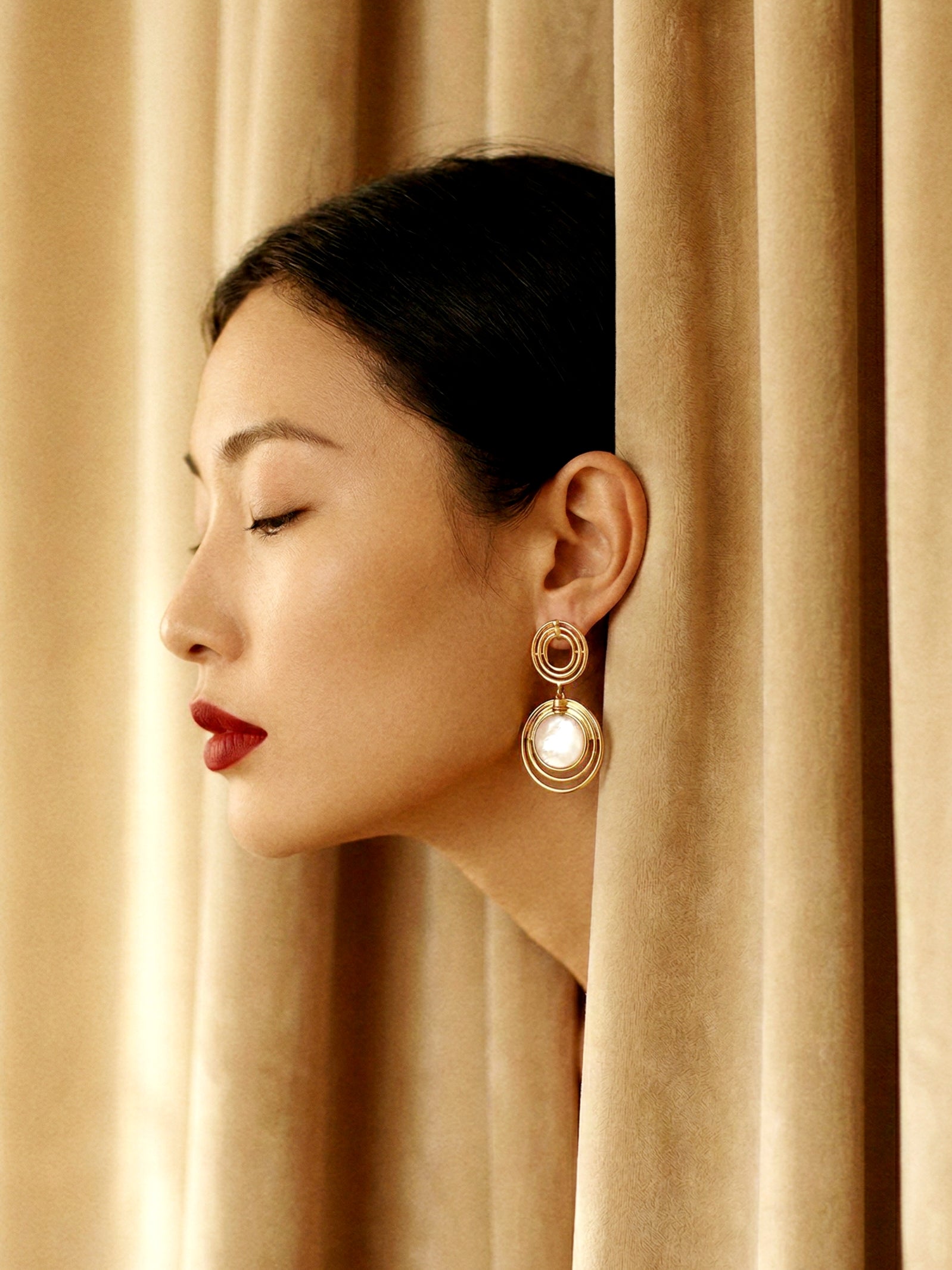 Perle Elegant Earrings in Gold
