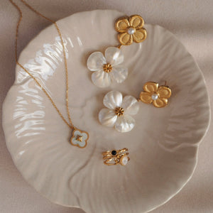 Pearl Clover Earrings in Gold