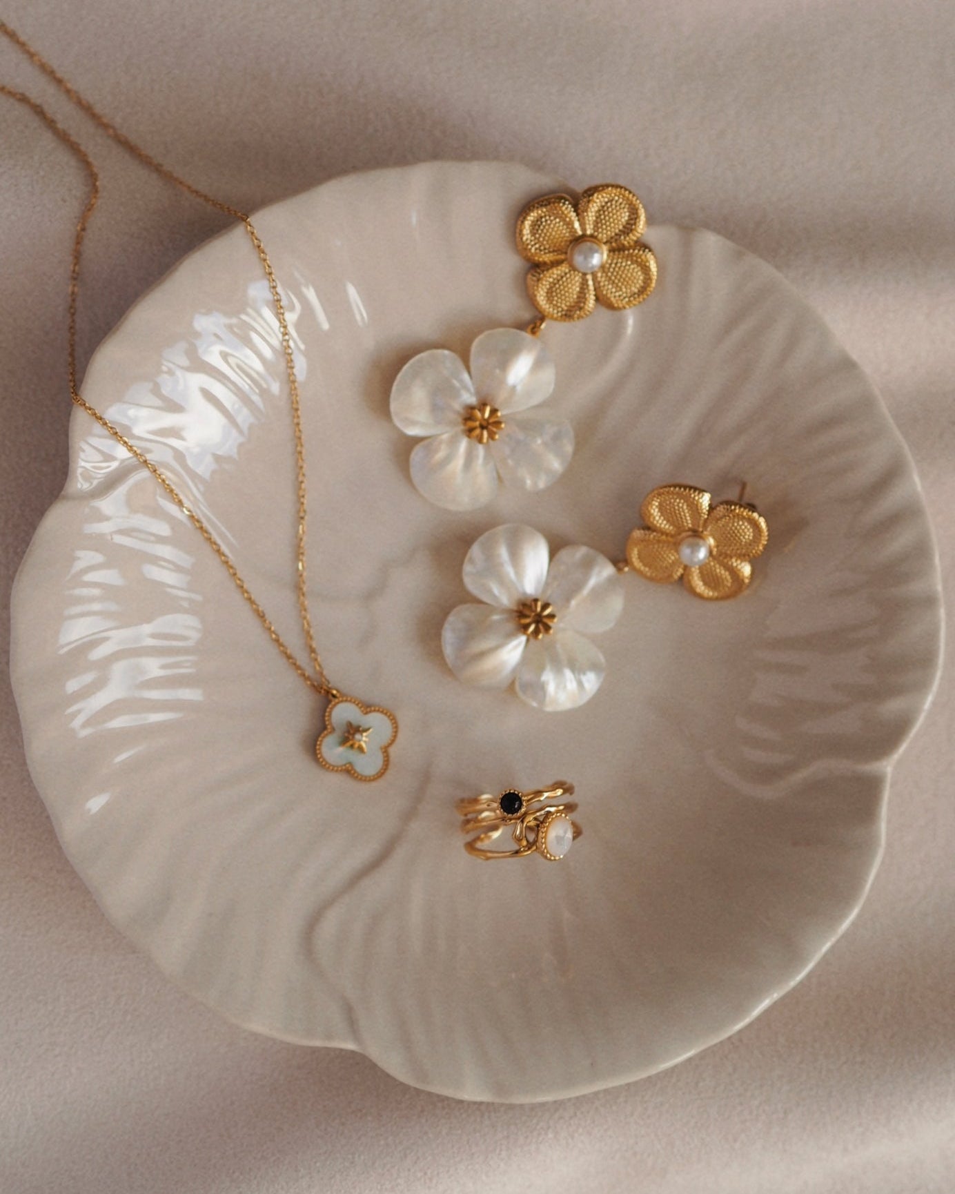 Pearl Clover Earrings in Gold