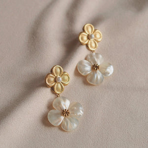 Pearl Clover Earrings in Gold