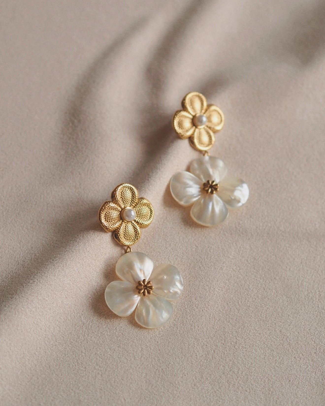 Pearl Clover Earrings in Gold