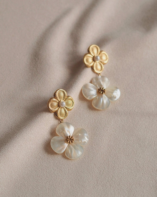 Pearl Clover Earrings in Gold