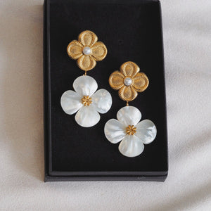 Pearl Clover Earrings in Gold