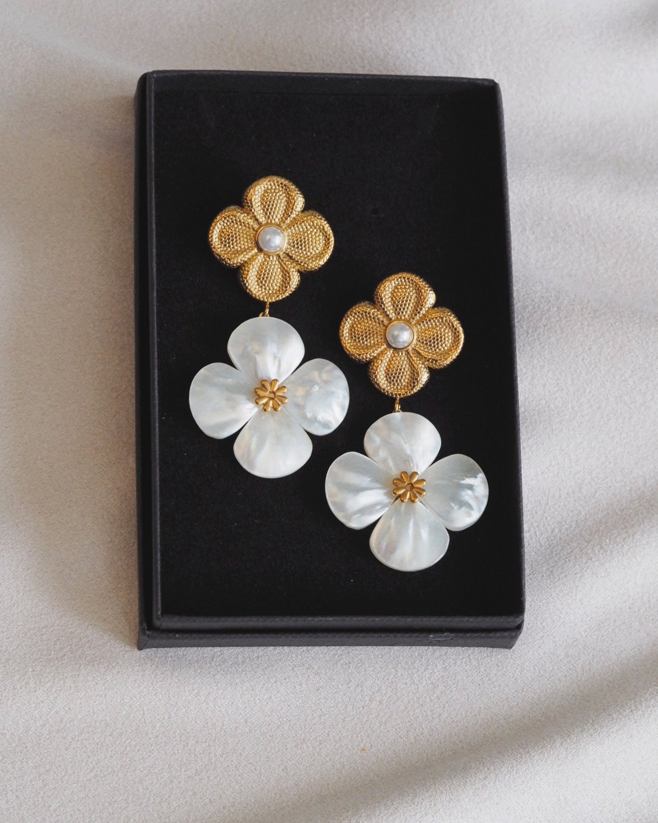 Pearl Clover Earrings in Gold