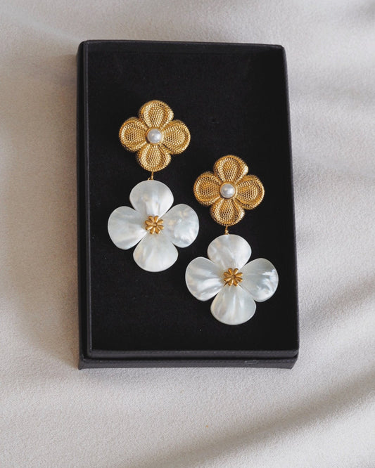 Pearl Clover Earrings in Gold
