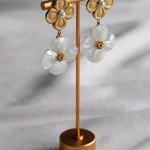 Pearl Clover Earrings in Gold