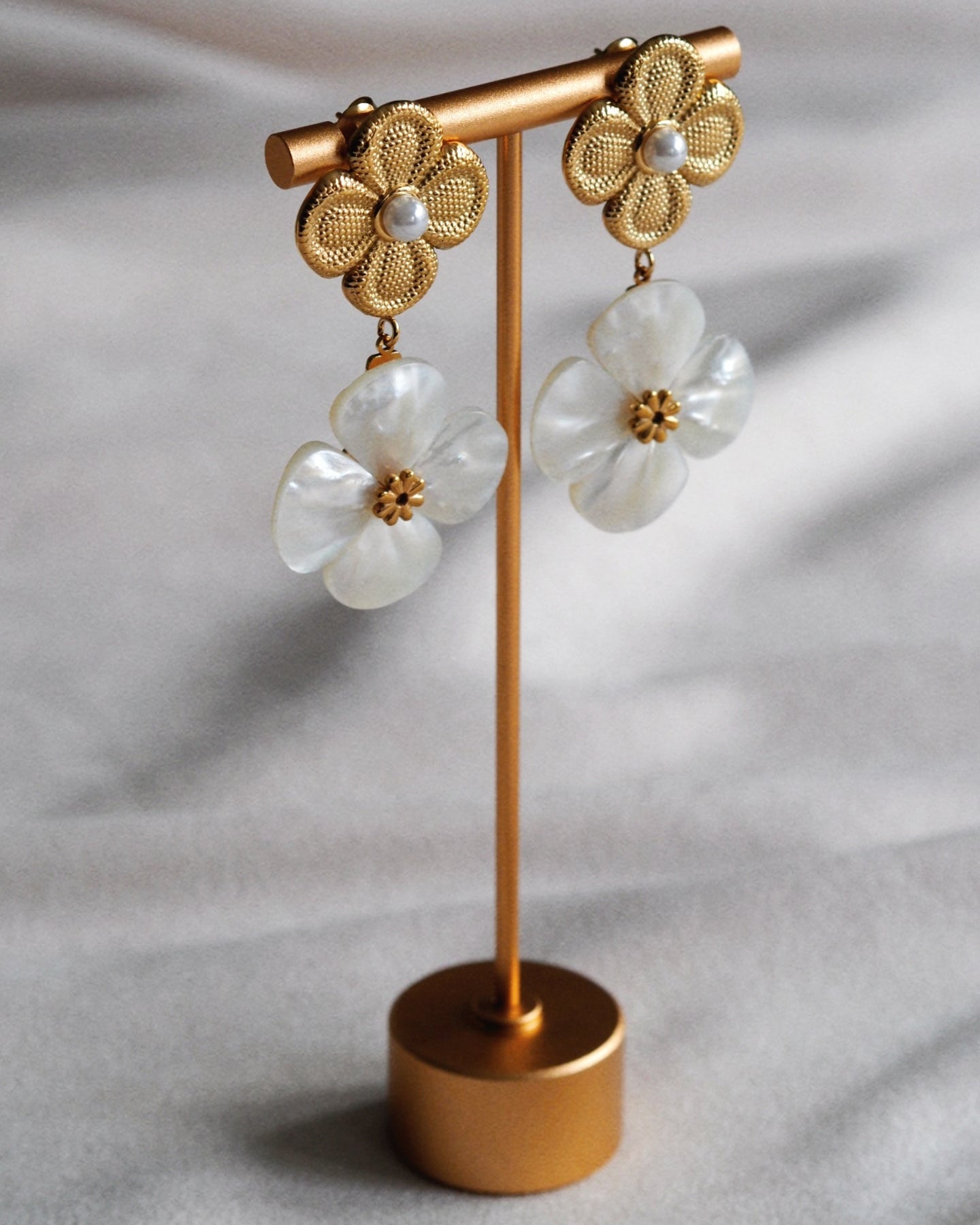 Pearl Clover Earrings in Gold