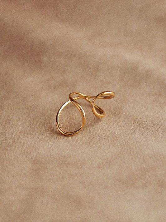 Elise Hugging Ring in Gold
