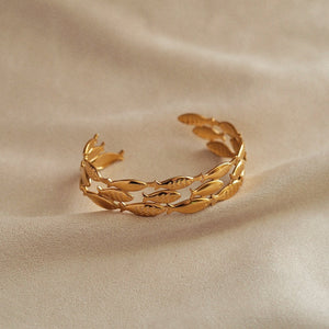 Marina School of Fish Bangle in Gold