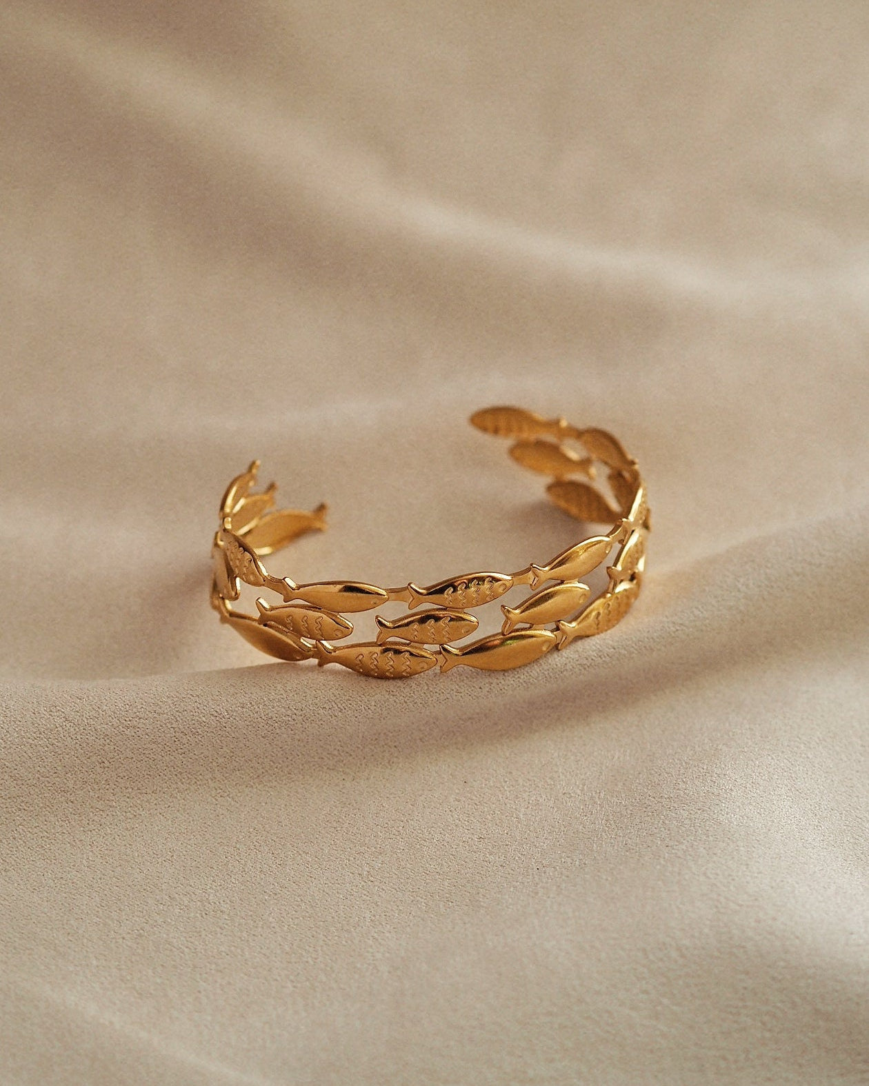 Marina School of Fish Bangle in Gold