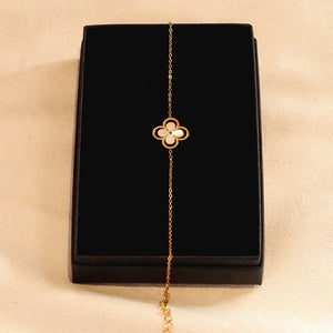 Beautiful Pearl Clover Bracelet in Gold