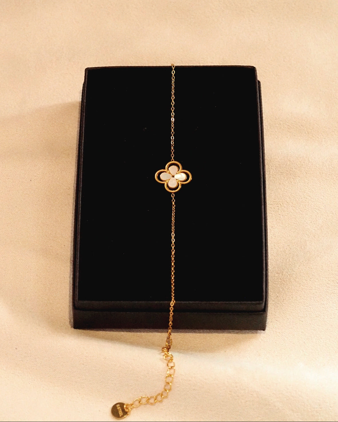 Beautiful Pearl Clover Bracelet in Gold