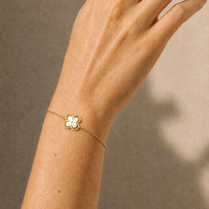 Beautiful Pearl Clover Bracelet in Gold