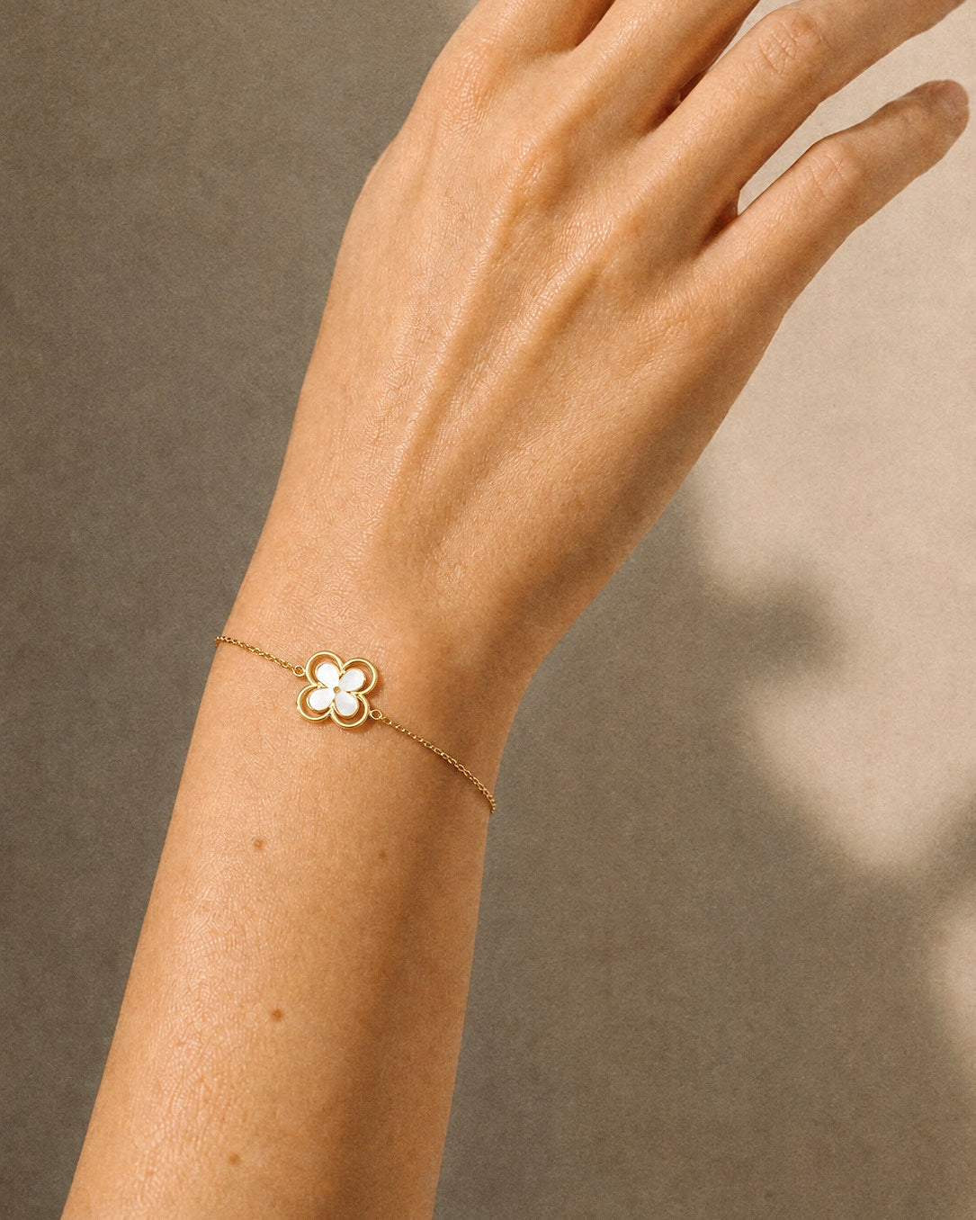 Beautiful Pearl Clover Bracelet in Gold