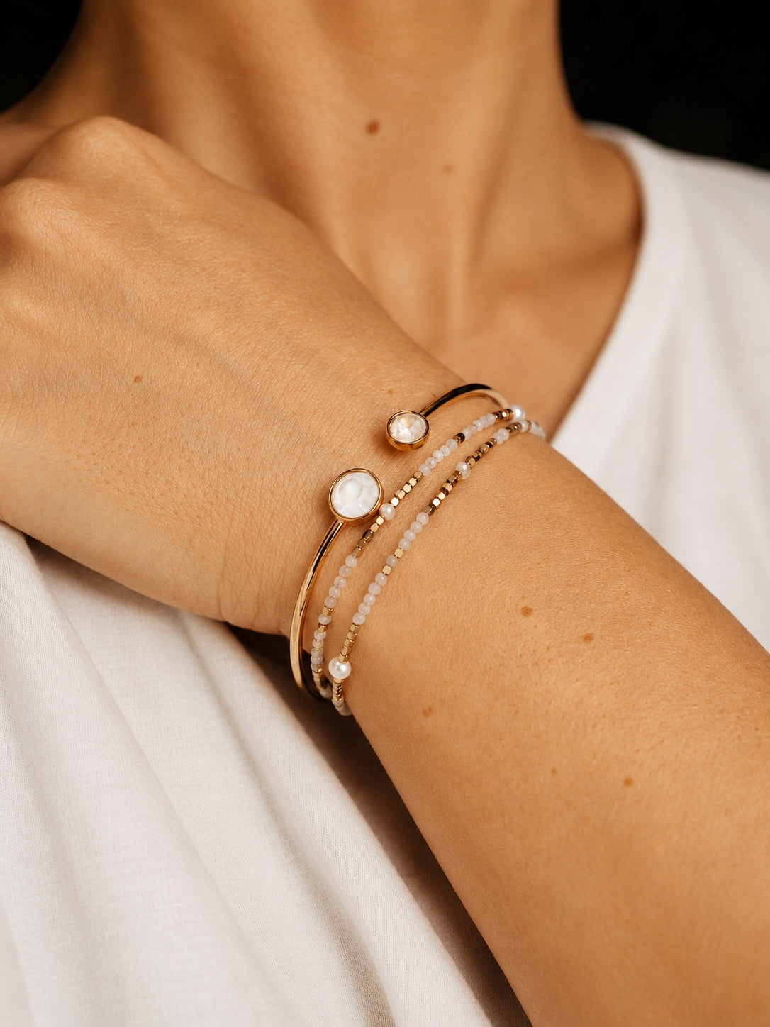 Delicate Gemstone Bracelet in Pearl /Gold