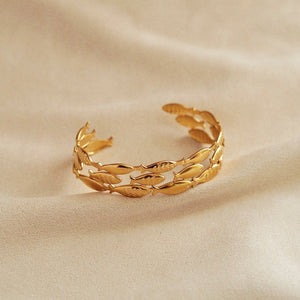 Marina School of Fish Bangle in Gold