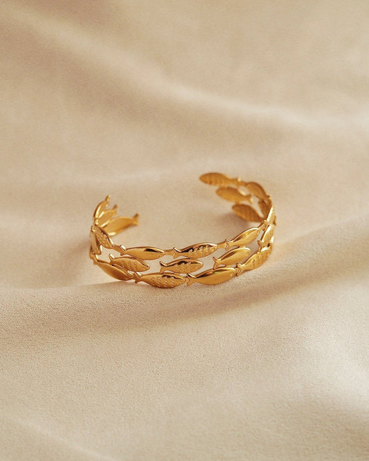 Marina School of Fish Bangle in Gold