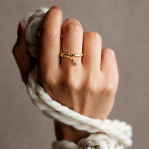 Delicate Snake Ring Gold