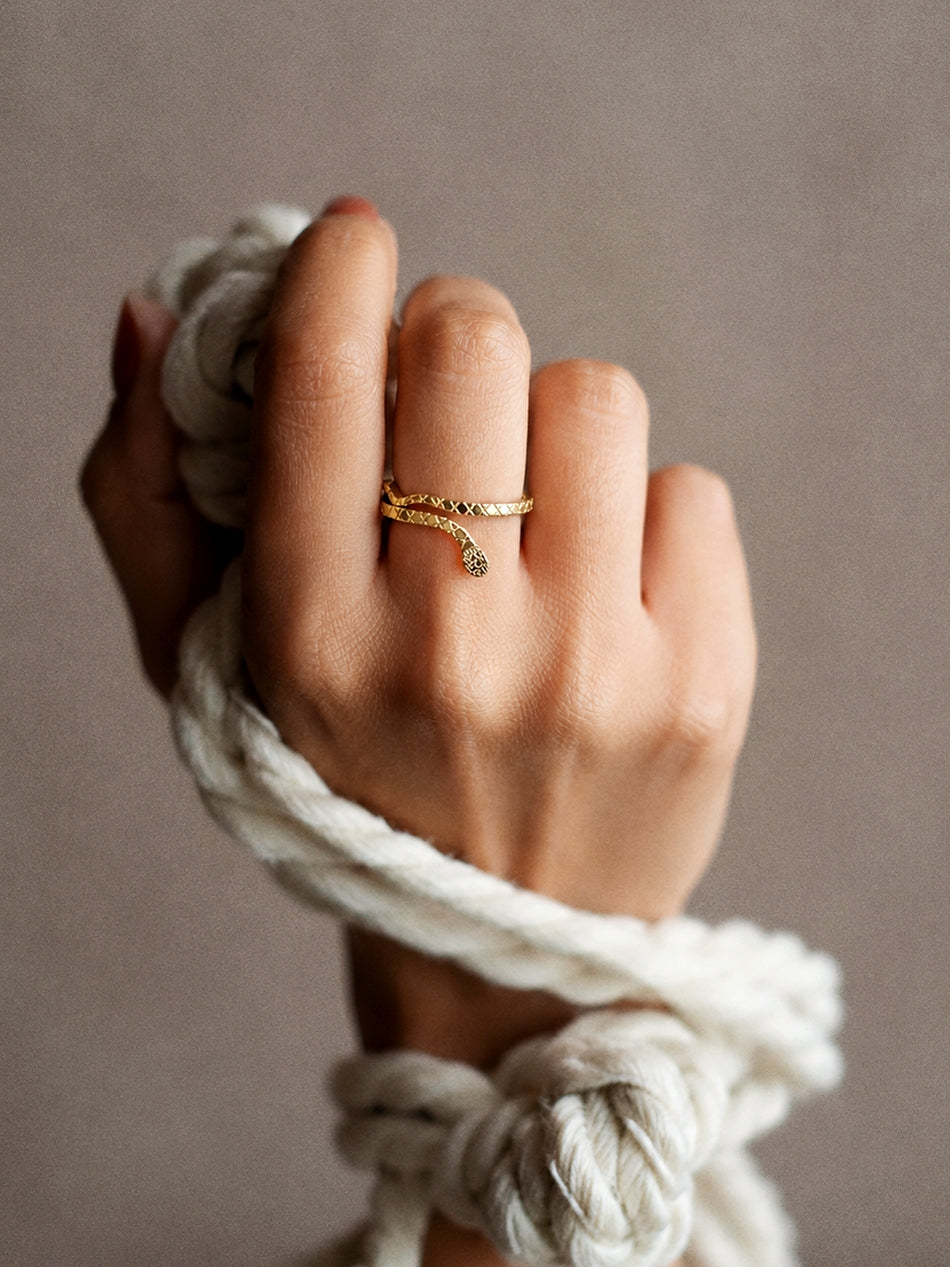Delicate Snake Ring Gold