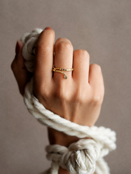 Delicate Snake Ring Gold