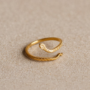 Delicate Snake Ring Gold