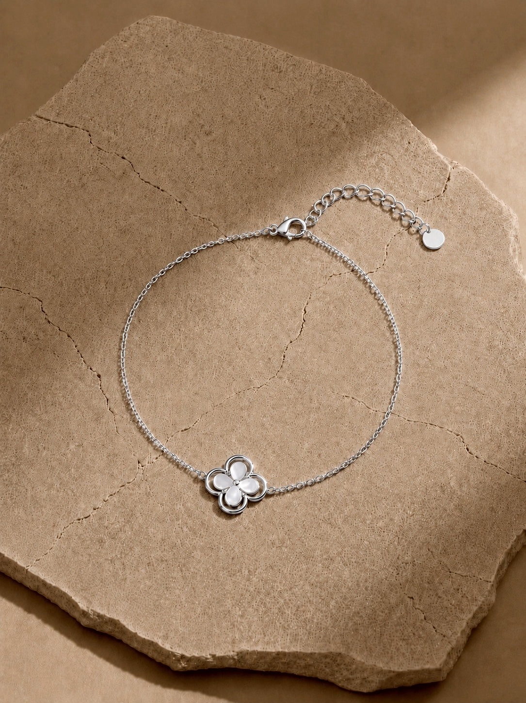 Beautiful Pearl Clover Bracelet in Silver