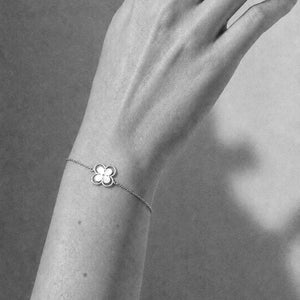 Beautiful Pearl Clover Bracelet in Silver
