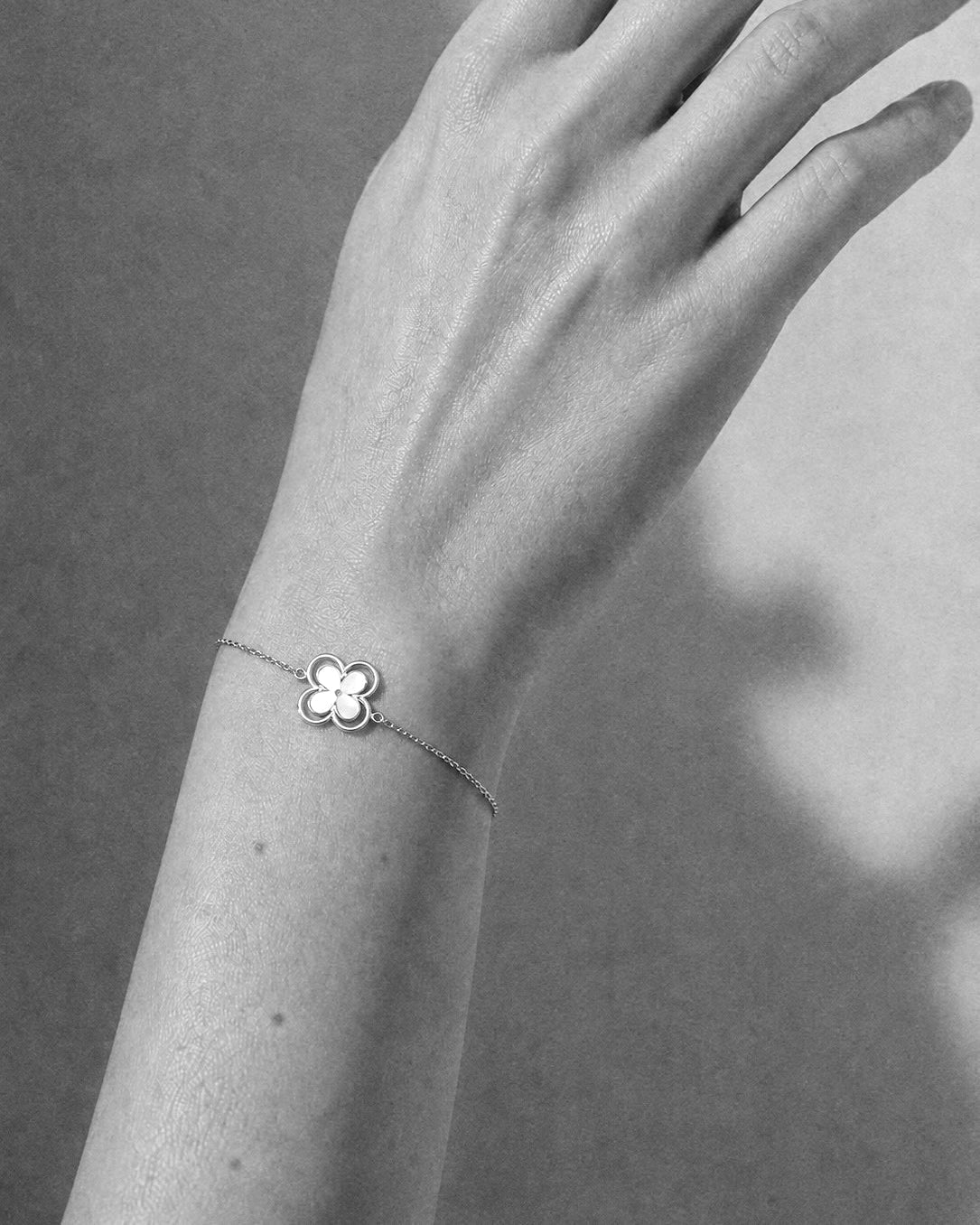 Beautiful Pearl Clover Bracelet in Silver