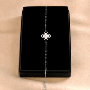 Beautiful Pearl Clover Bracelet in Silver