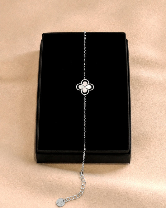 Beautiful Pearl Clover Bracelet in Silver