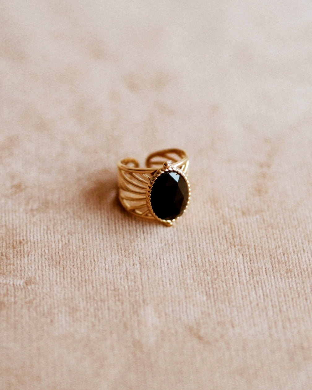 Unique Onyx Ring Gold