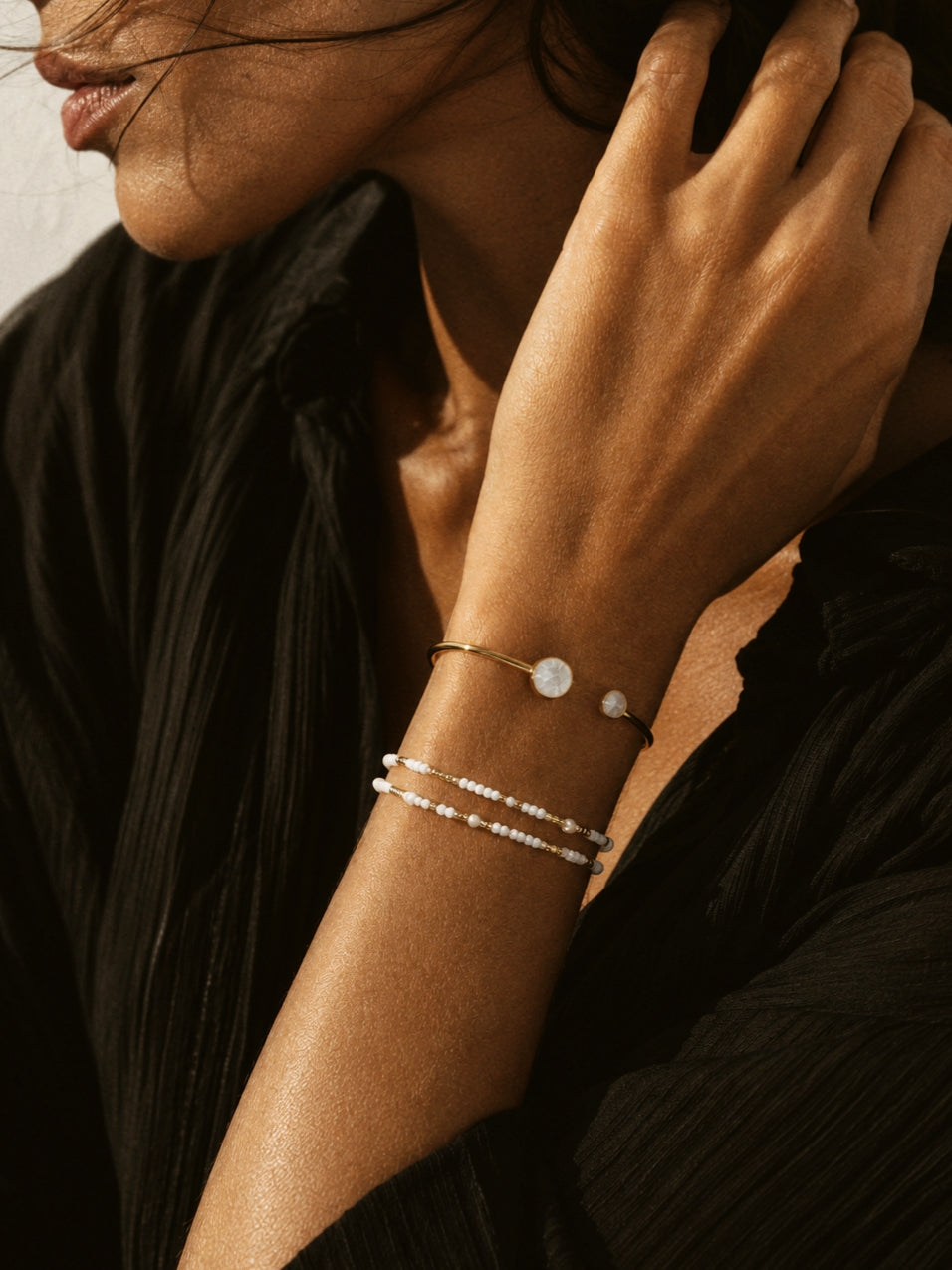Delicate Gemstone Bracelet in Pearl /Gold