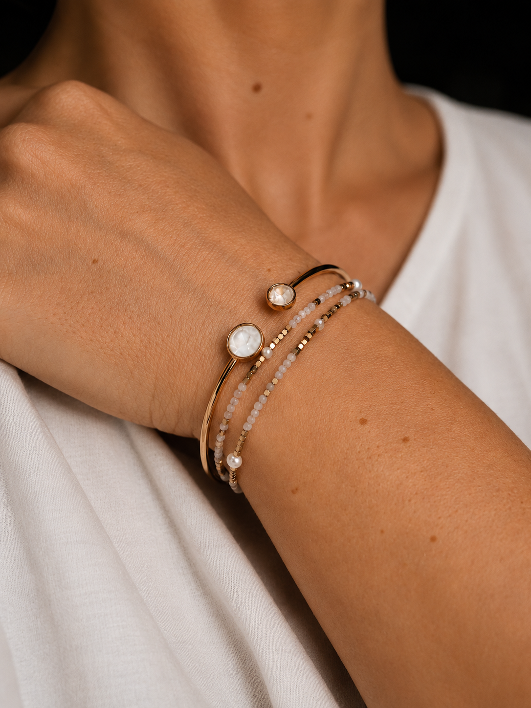 Delicate Gemstone Bracelet in Pearl /Gold