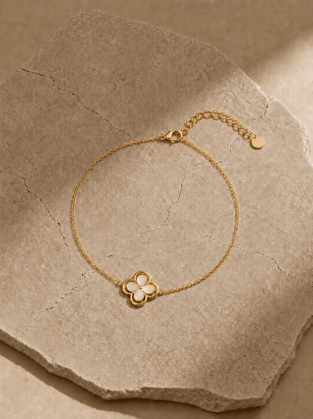 Beautiful Pearl Clover Bracelet in Gold