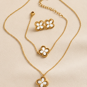Beautiful Pearl Clover Necklace In Gold