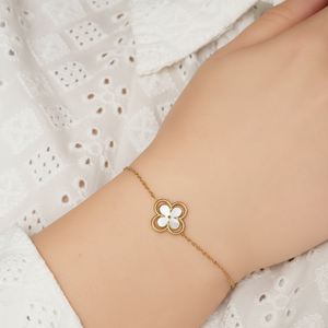 Beautiful Pearl Clover Bracelet in Gold