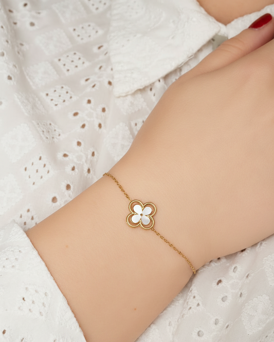 Beautiful Pearl Clover Bracelet in Gold