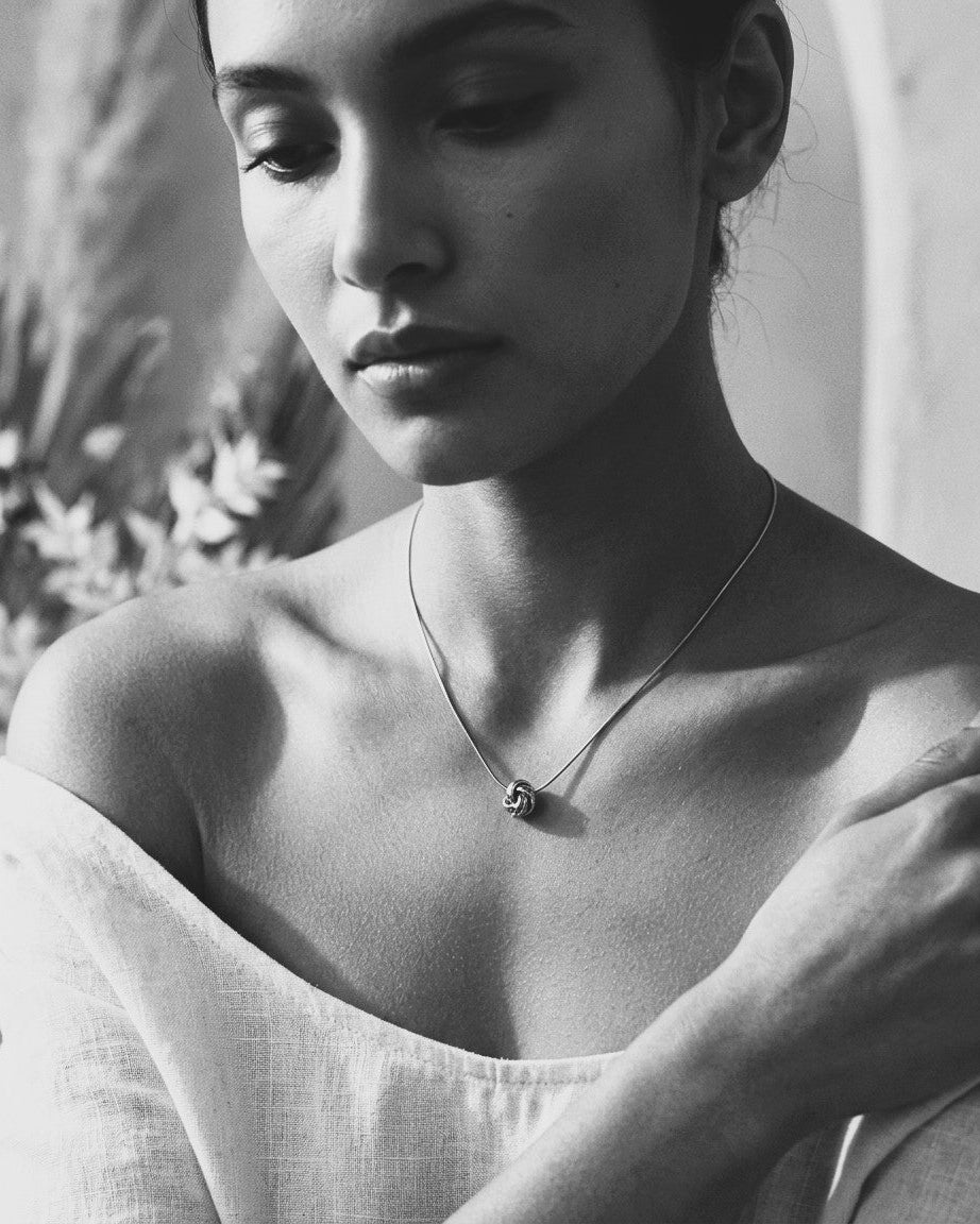 Esme Fine Necklace in Gold
